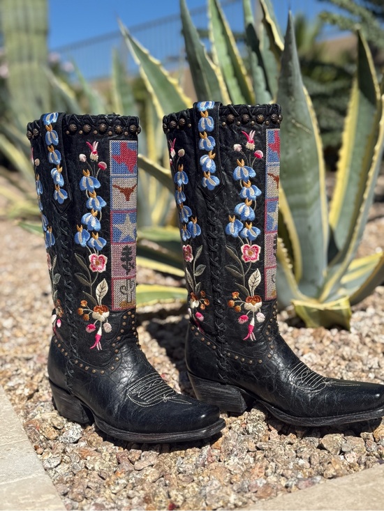Bluey Shoes - Black Embroidered Women's UT Austin Western Allens Boots Size 6 Worn only once!